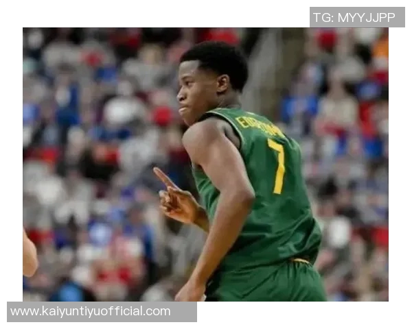 埃奇库姆高空起飞挑战米切罗虽未成功却成功造成犯规